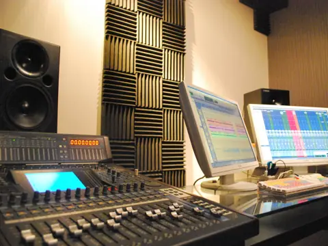 grun studio〈グランスタジオ〉：ミキサーとモニターのある録音室
