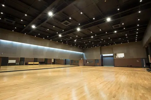 羽田スタジオ(HANEDA ENTERTAINMENT STUDIO)(フローリングのスタジオ室内)
