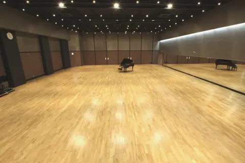 羽田スタジオ（HANEDA ENTERTAINMENT STUDIO）：ピアノと鏡のある室内