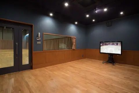 羽田スタジオ（HANEDA ENTERTAINMENT STUDIO）：ドアと窓のある室内