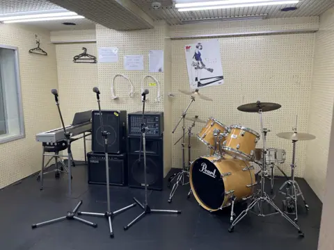 原楽器店 練習スタジオ・2Fホール：ドラム・アンプ・キーボードのあるスタジオ