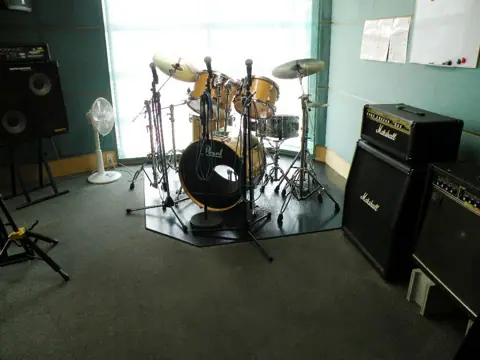 HARTS music studio 橿原八木店（ドラムとアンプのある練習室）