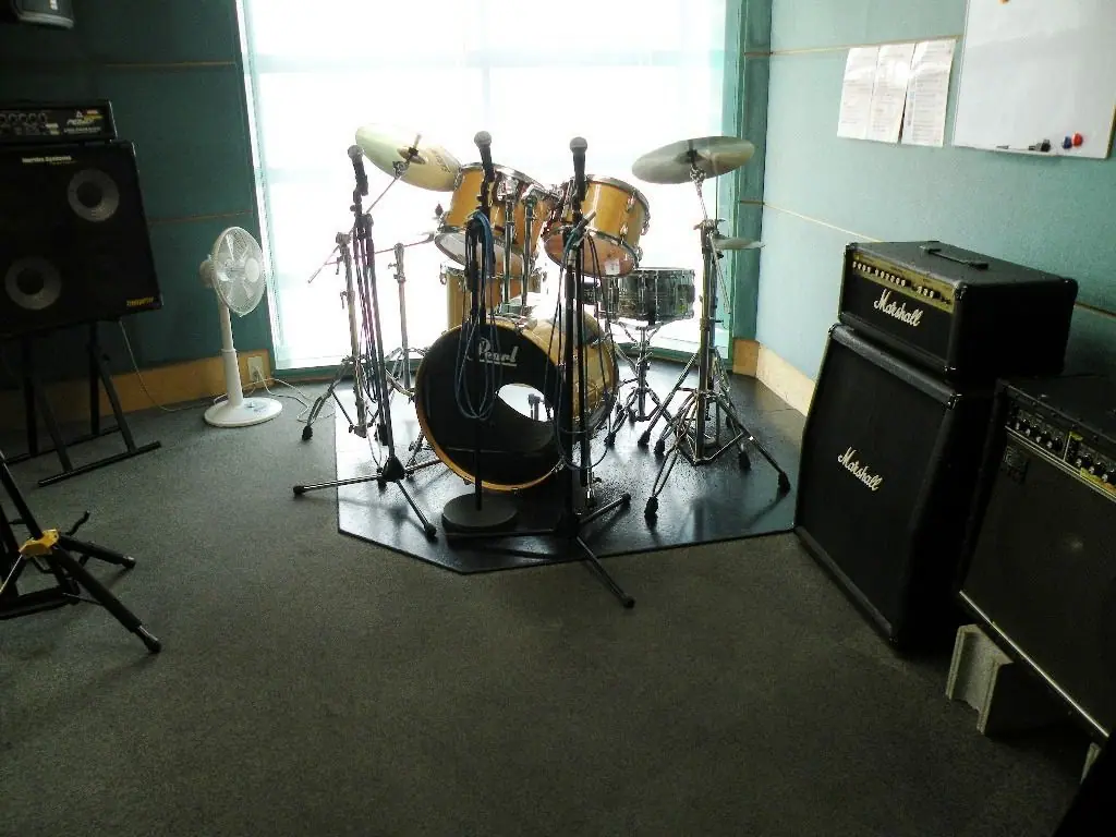 HARTS music studio 橿原八木店(ドラムとアンプのある練習室)