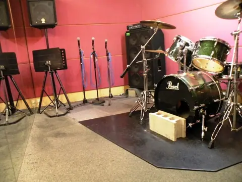 HARTS music studio 橿原八木店:ドラムとアンプのある練習室