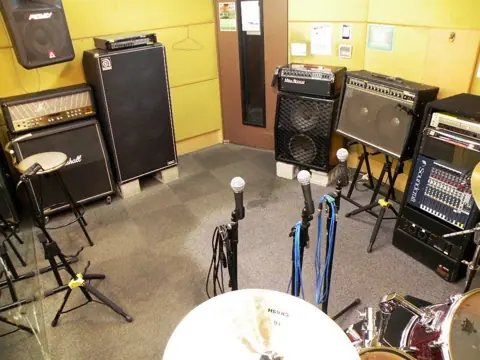 HARTS music studio 橿原八木店:アンプとドラムのある練習室