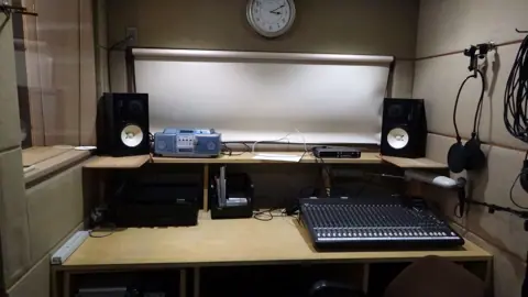 HARTS music studio 橿原八木店:ミキサーとモニタースピーカー