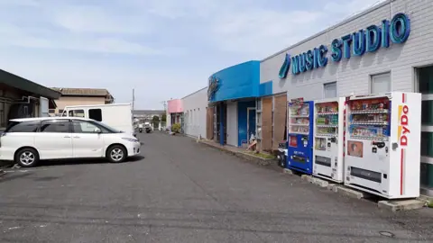 HARTS music studio 橿原八木店:建物外観と駐車場