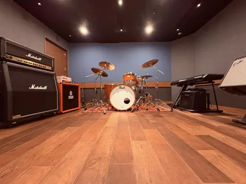 HARVEST SOUND STUDIO：ドラムとアンプのある練習室