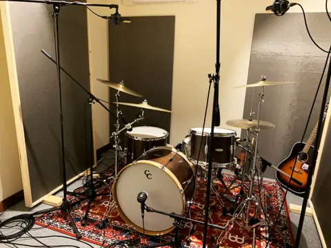HELLO DOLLY STUDIO（レコーディングブースのドラムセット）