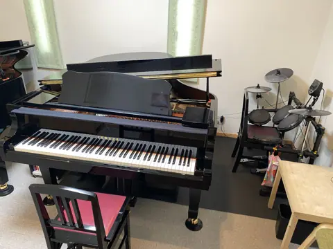 H.I.M.木更津 音楽スタジオレンタル 2Pianos+：グランドピアノと電子ドラム