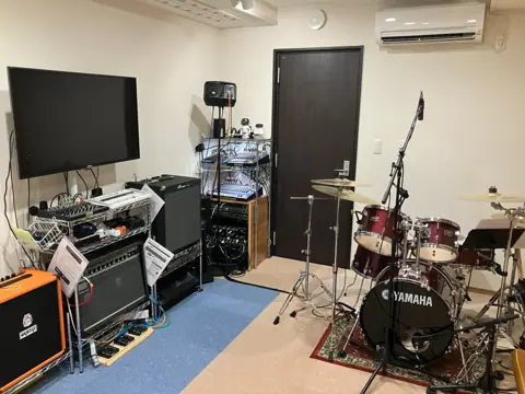 音楽スタジオ 秘密基地（ドラムとアンプのあるスタジオ）