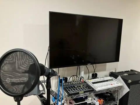 音楽スタジオ 秘密基地：マイクとモニター