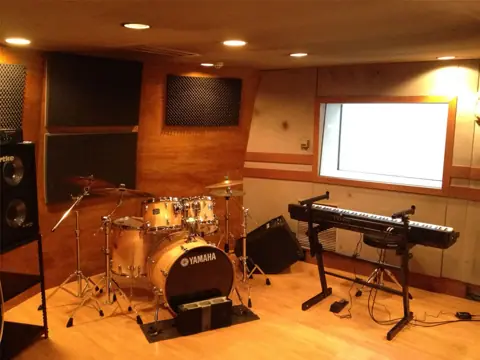 Hit Studio TANIYON：ドラムセットとキーボードのある練習室