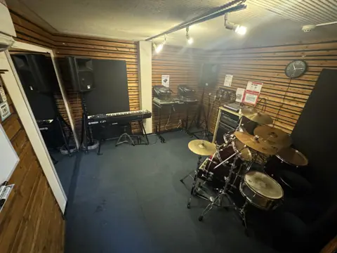 Hit Studio TANIYON：ドラムとキーボードのある練習室