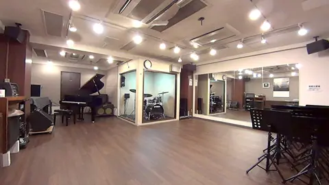 HMVP 大手町スタジオ(ピアノとドラムブースのある室内)