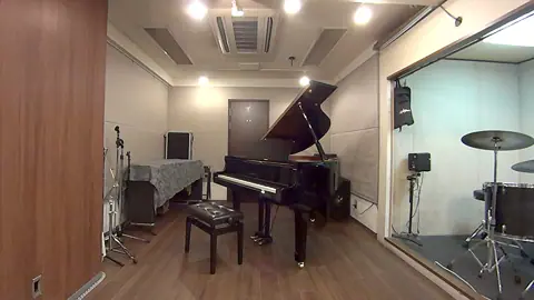 HMVP 大手町スタジオ：グランドピアノとドラムブース