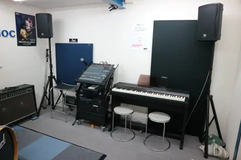 HOCホックミュージック 緑井本店 スタジオ：電子ピアノとPA機材のある部屋