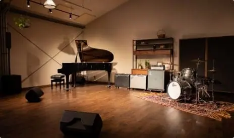 HOLYHOUSE STUDIOS(グランドピアノとドラムのある広い部屋)
