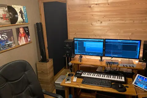 ホムラサウンド上野（HOMURA SOUND）：モニターとキーボードのある制作室