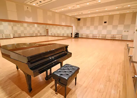 タクトホームこもれびGRAFAREホール（保谷こもれびホール）音楽練習室・リハーサル室：グランドピアノと鏡のある部屋