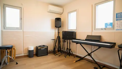 iB MUSIC STUDIO & School 龍地店（キーボードとスピーカーのある練習室）