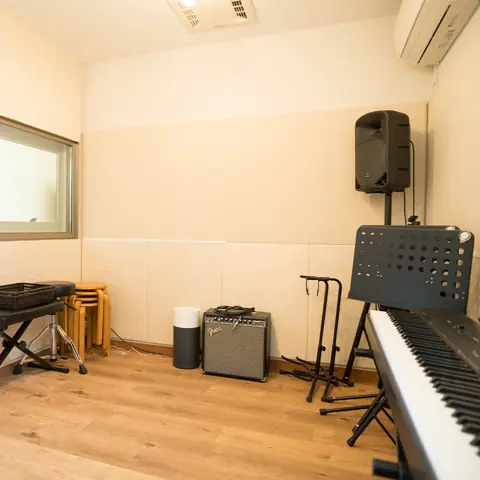 iB MUSIC STUDIO & School 龍地店：キーボードとアンプのある練習室
