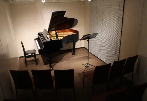 アイディア音楽センター 貸しスタジオ(音楽会場(小ホール)のグランドピアノ)
