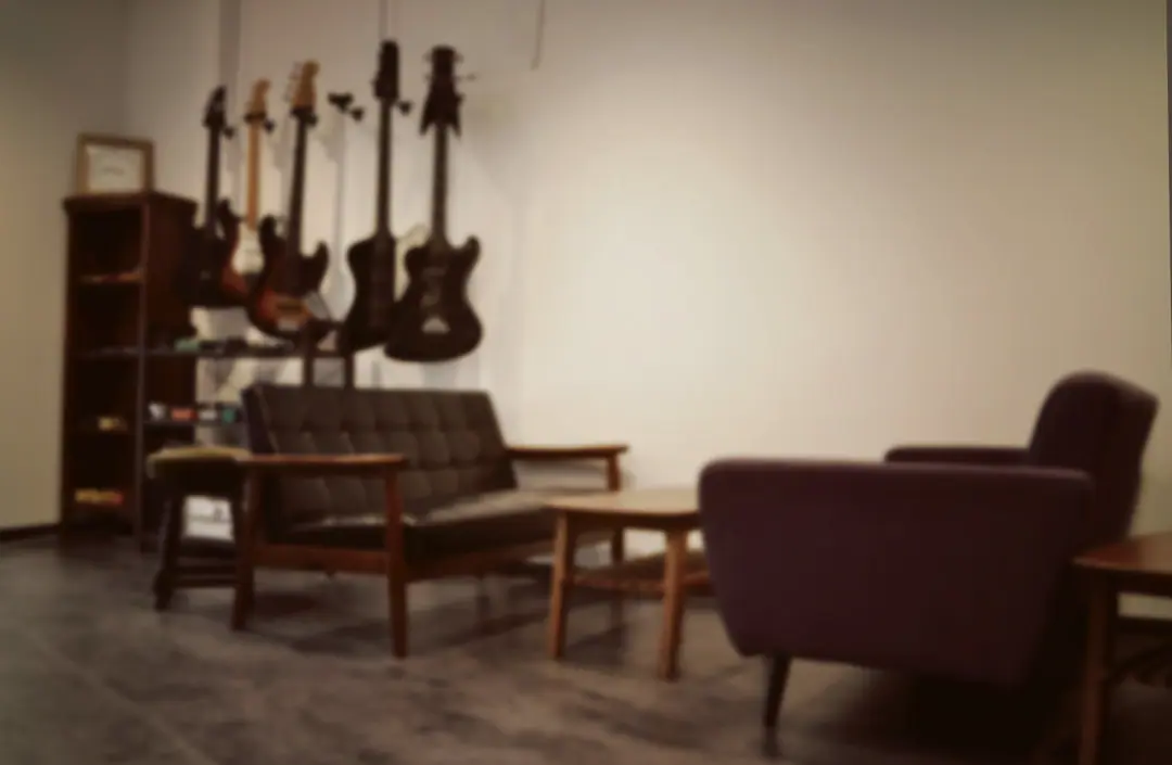 IFF STUDIO（ソファとギターが壁にかかった待合）