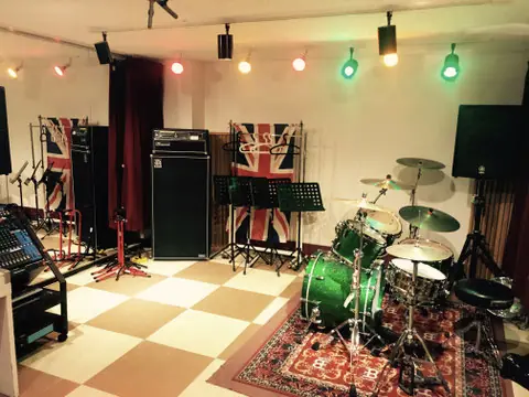 STUDIO JAMJAM：ドラムとアンプのある練習室