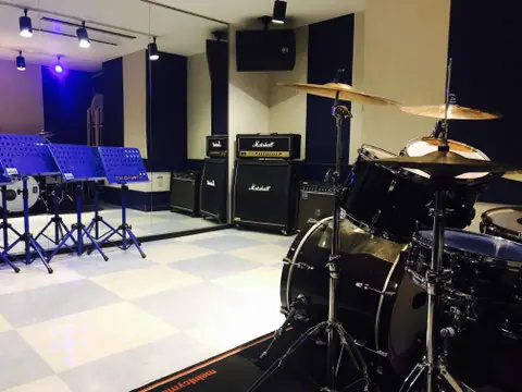 STUDIO JAMJAM：ドラムとMarshallアンプのある練習室