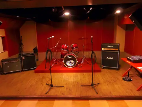 JESSE'S（ジェシーズ）（ドラムとアンプのある練習室）