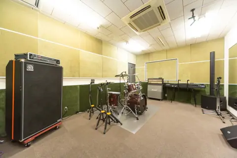 Jet Studio 京橋：ドラムとアンプのある練習室