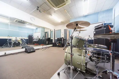 Jet Studio 京橋：ドラムとミラーのある練習室