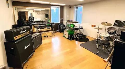 リハーサルスタジオ J SQUARE(ドラムとMarshallアンプのある練習室)