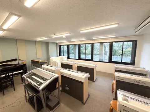 JEUGIA フォーラム京都御所南 練習室レンタル：エレクトーンが並ぶ部屋