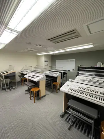 JEUGIA ハーモニーステーション（京都駅前） 練習室レンタル（エレクトーンが並ぶ部屋）