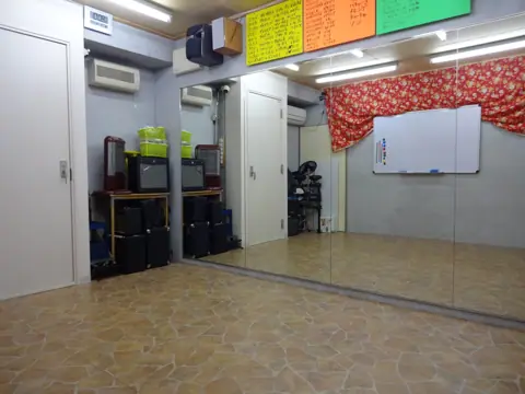 貸しスタジオ「ジョニー」：鏡のある広い部屋