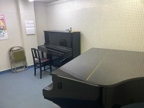 下関十字堂楽器店 本店 レッスン室（レンタルスタジオ）：グランドピアノとアップライトピアノのある部屋
