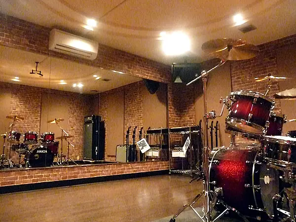 J'Z STUDIO 千歳烏山店(ドラムセットと鏡のあるスタジオ)