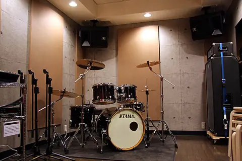 J'Z STUDIO 千歳烏山店：ドラムセットとアンプのあるスタジオ