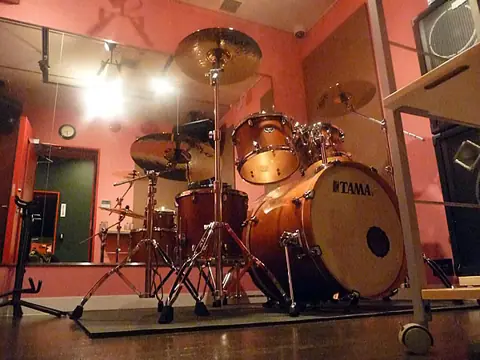 J'Z STUDIO 千歳烏山店：TAMAのドラムセットのあるスタジオ