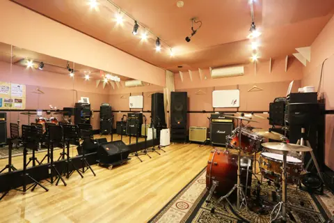 J'z Studio（ジェイズスタジオ）：ドラムと木の床の練習室