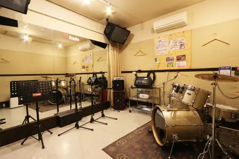 J'z Studio（ジェイズスタジオ）：ドラムとミラーのある練習室