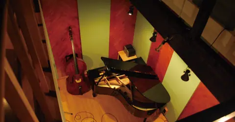 亀吉音楽堂(グランドピアノとコントラバスのあるスタジオ)
