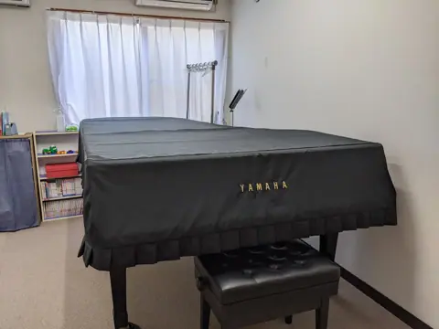 金ヶ崎文化教室(レンタルピアノ)(カバーのかかったグランドピアノ)
