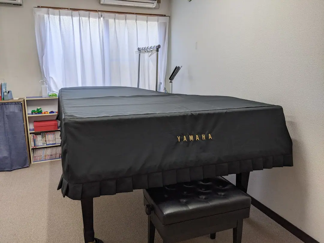 金ヶ崎文化教室（レンタルピアノ）（カバーのかかったグランドピアノ）