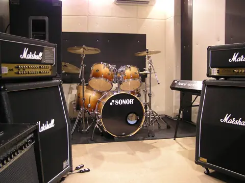 キーススタジオ（Keith Studio）（ドラムとMarshallアンプのある練習室）