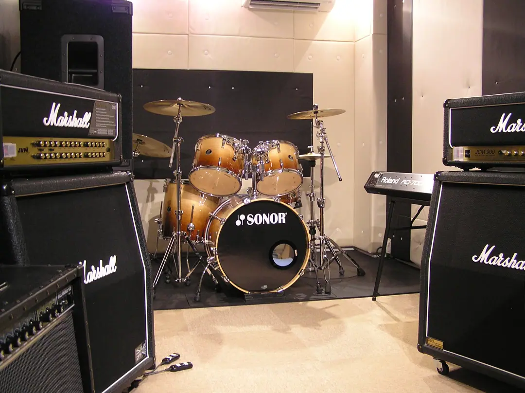 キーススタジオ（Keith Studio）（ドラムとMarshallアンプのある練習室）
