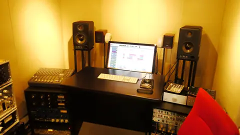 kivori★studio（キボリスタジオ）（モニターとミキサーのある制作室）