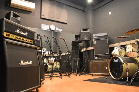 甲府CONVICTION スタジオ（Marshallアンプとドラムのある練習室）